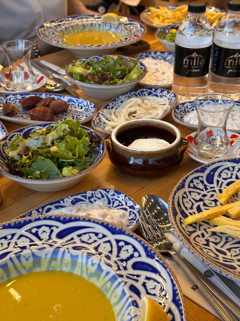 Çorba, salata ve mezelerle kurulmuş iftar sofrası