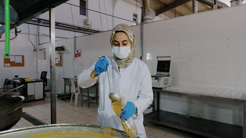 Bone, maske ve eldivenle yemekten numune alan kalite görevlimiz