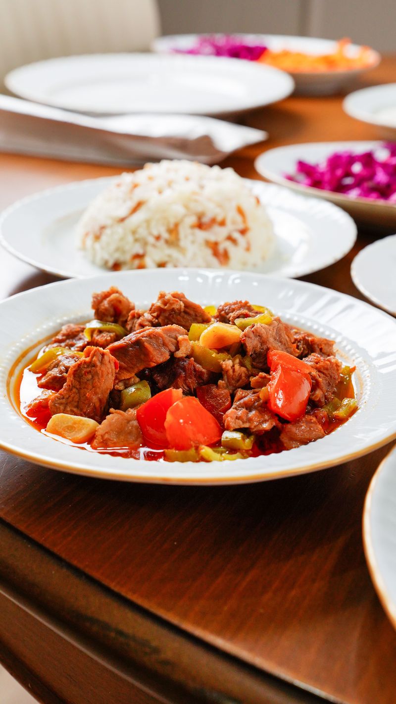 Mevlit sofrası için pilav ve etli yemek