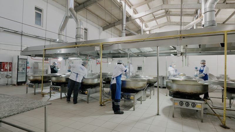 2. OSB’deki mutfağımızda kazanların başında çalışan ekibimiz